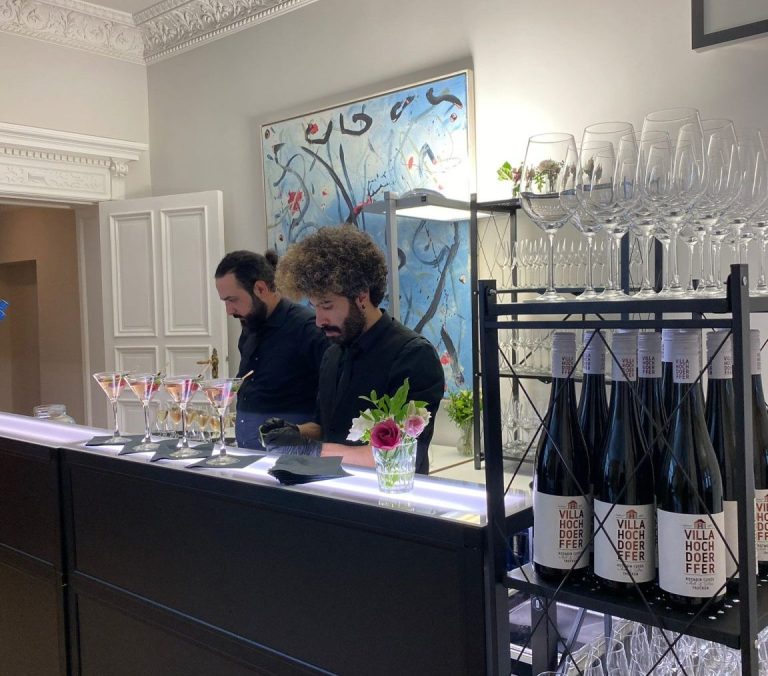 Bar truck Schwarzer Getränketruck mit Holzverkleidung und offenem Fenster.