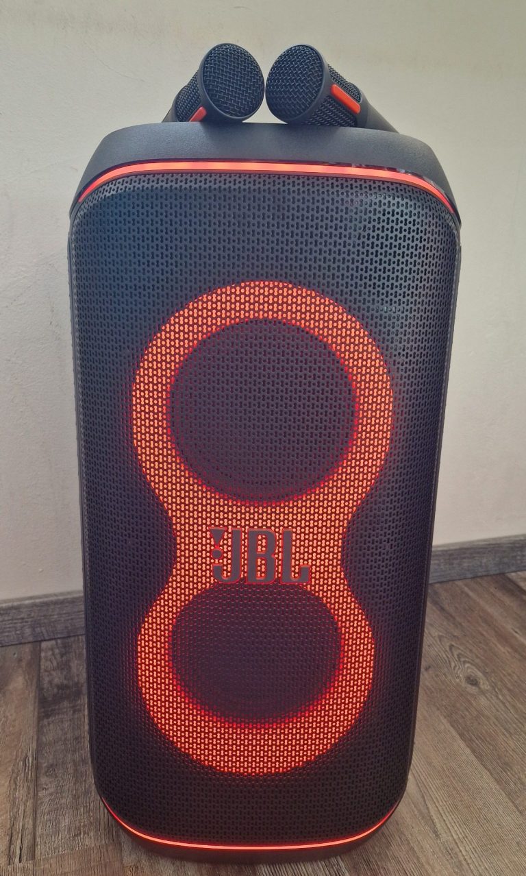 Bar truck Schwarzer Getränketruck mit Holzverkleidung und offenem Fenster.